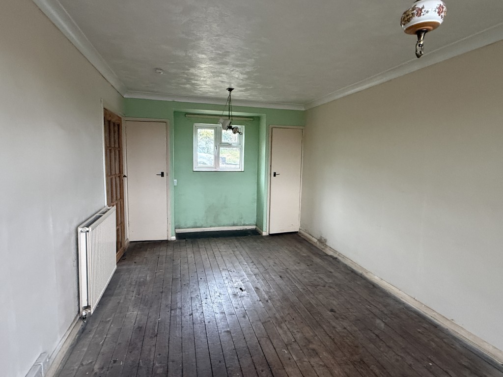 Lot: 161 - HOUSE IN NEED OF IMPROVEMENT - Living Room in House in Need of Modernisation